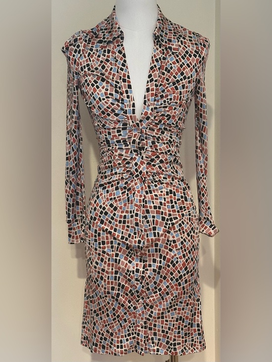 Diane Von Furstenberg Dresses & Skirts - DIANE VON FURSTENBERG Mosaic Pattern LS Collar V-Neck Body Con Dress Sz XXS New!